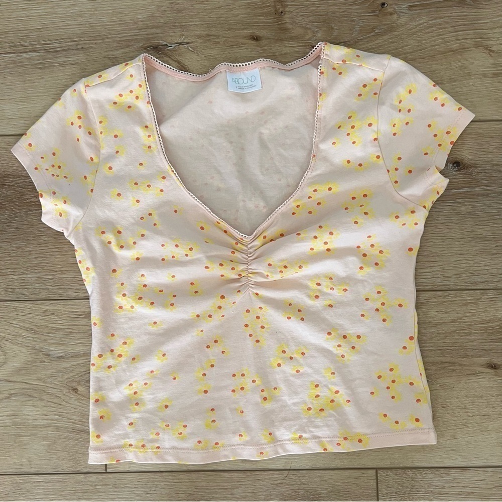 Abound peach colored V neck crop top yellow & orange flower print cap sleeves S. - Picture 9 of 13